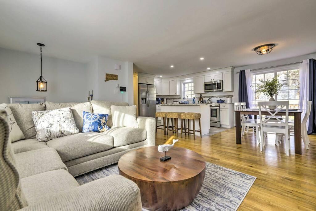 New! Updated Mystic Home W/ Sauna, Hot Tub & Deck Eksteriør bilde