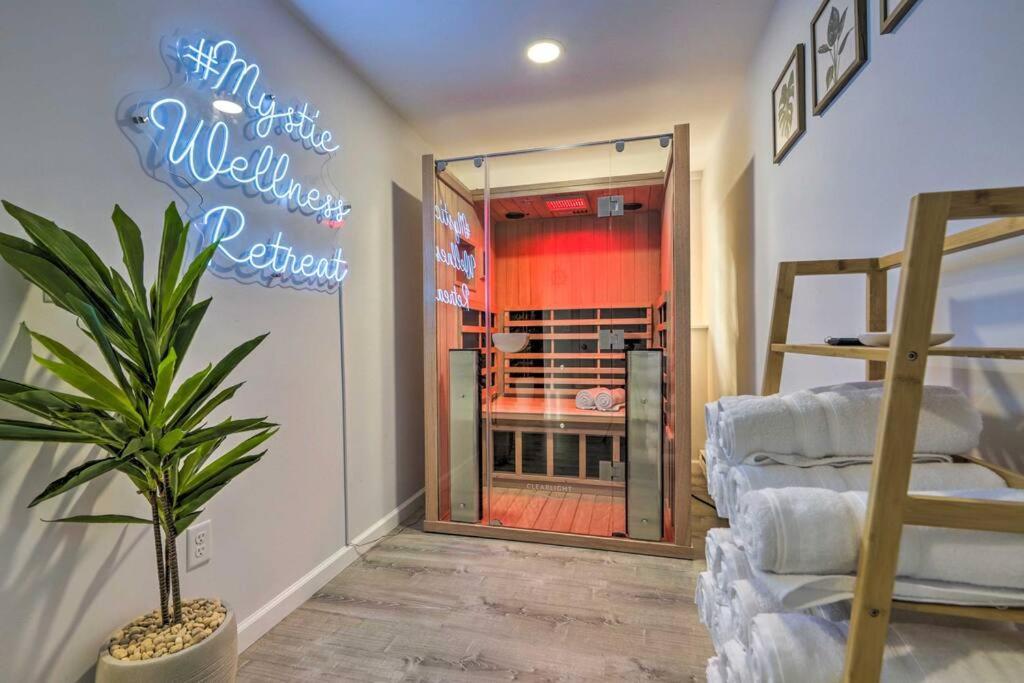 New! Updated Mystic Home W/ Sauna, Hot Tub & Deck Eksteriør bilde
