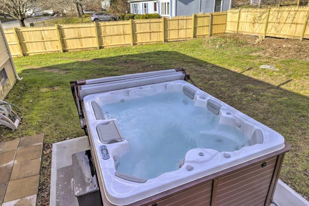 New! Updated Mystic Home W/ Sauna, Hot Tub & Deck Eksteriør bilde