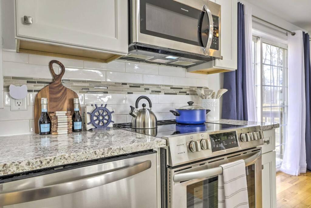 New! Updated Mystic Home W/ Sauna, Hot Tub & Deck Eksteriør bilde