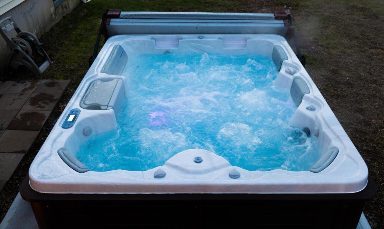 New! Updated Mystic Home W/ Sauna, Hot Tub & Deck Eksteriør bilde