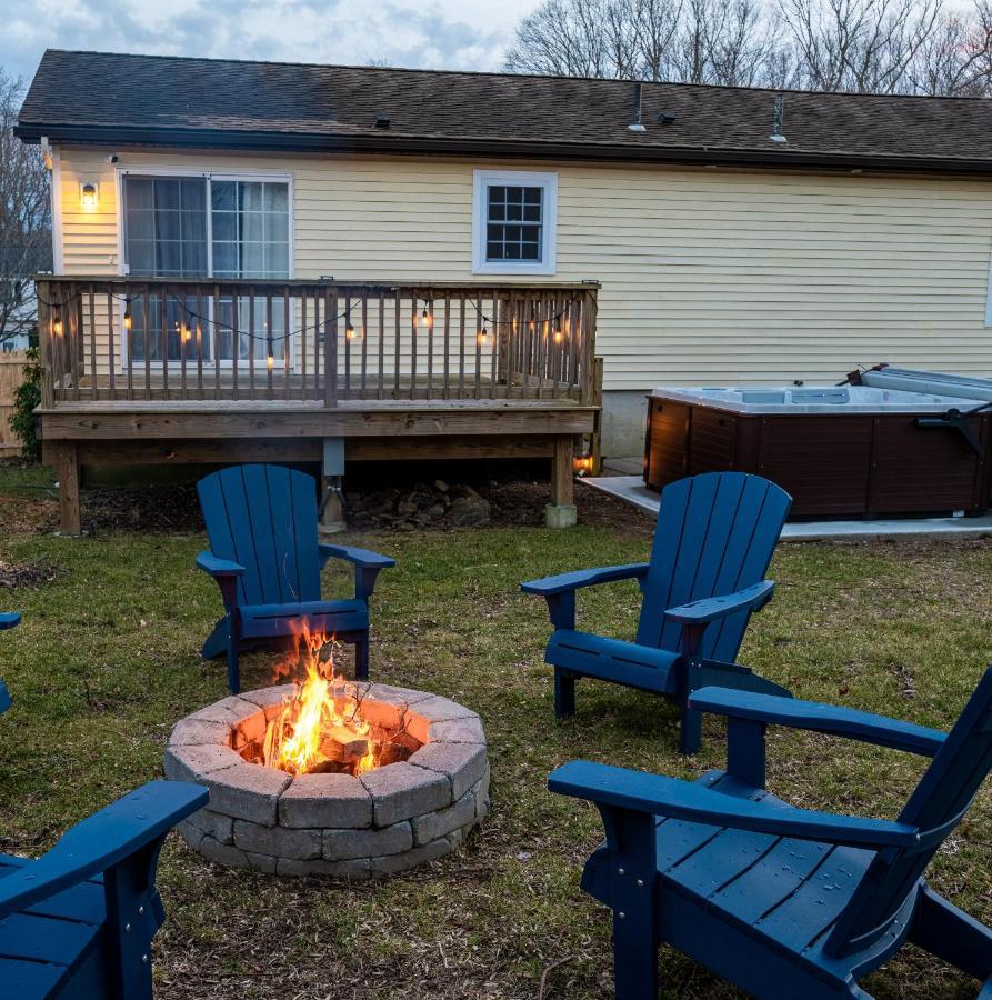 New! Updated Mystic Home W/ Sauna, Hot Tub & Deck Eksteriør bilde